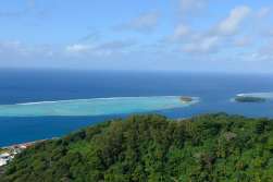 Polynésie Française Raiatea Vue depuis le sommet du mont Tapioi (300 m) sur Uturoa et le lagon protégé par la barrière de corail