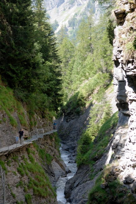 SUISSE - Valais Loèche-les-Bains Passerelle dans les gorges de la Dala