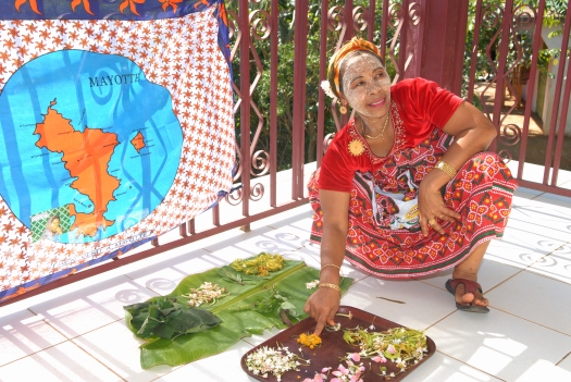 MAYOTTE Bouéni Le Santal Logis, chez Taambati et Harouna Taambati montre les plantes ou les poudres qu'elle utilise dans ses préparations traditionnelles mahoraises