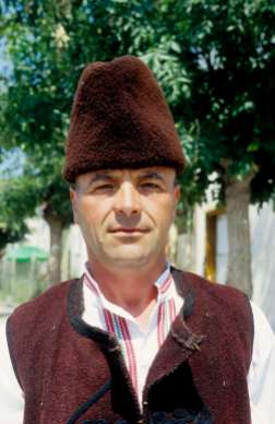 BULGARIE Homme en costume traditionnel à Dobarsko (Rhodopes)
