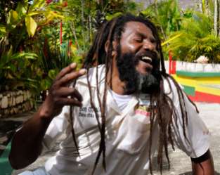 JAMAÏQUE Site de Nine Mile, village natal de Bob Marley Visite du site en compagnie du guide au rire tonitruant "Captain Crazy"