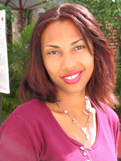 LA REPUBLIQUE DOMINICAINE Jeune femme à Saint-Domingue